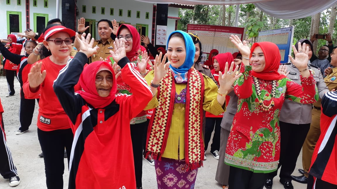 Aprilia Yustin Fichardo Tim Penilai Lomba Kesra PKK di Lampung Selatan