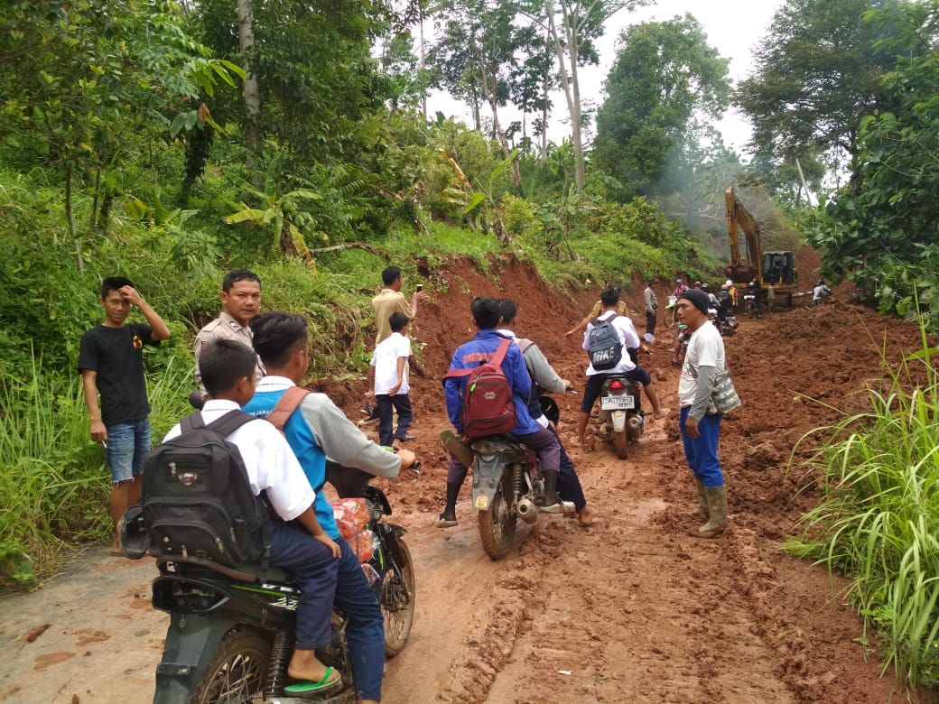 Jalan Raya Pekon Tanjung Jaya Sudah Bisa Dilewati Pasca Longsor