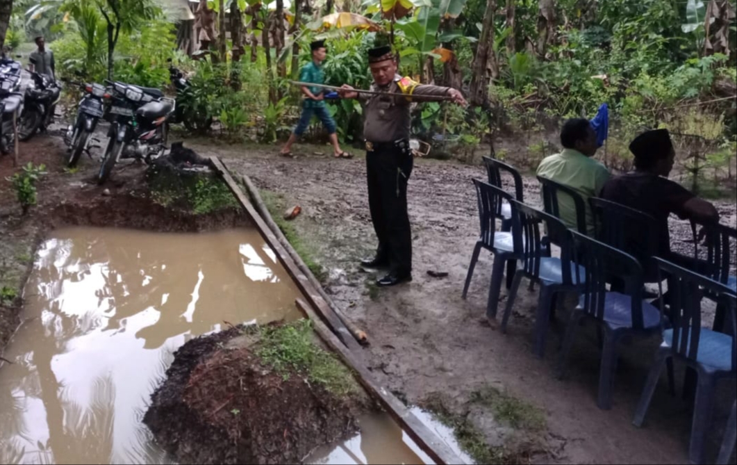 Asik Terima Telepon Dari Suami di Malaysia, Balitanya Merangkak Dan Tenggelam di Kolam Galian Depan Rumah