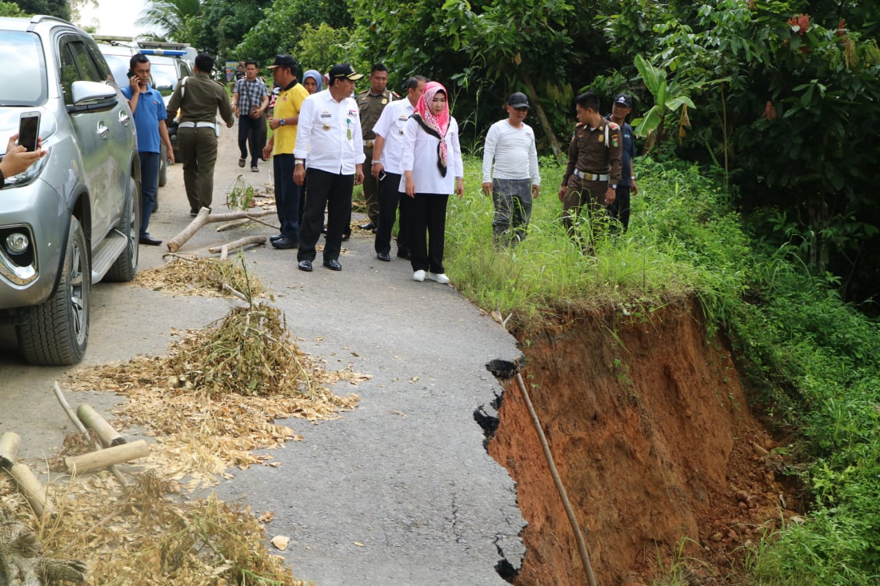 Bupati Tanggamus Kunjungi Lokasi dan Korban Banjir dan Longsor di Klumbayan Barat