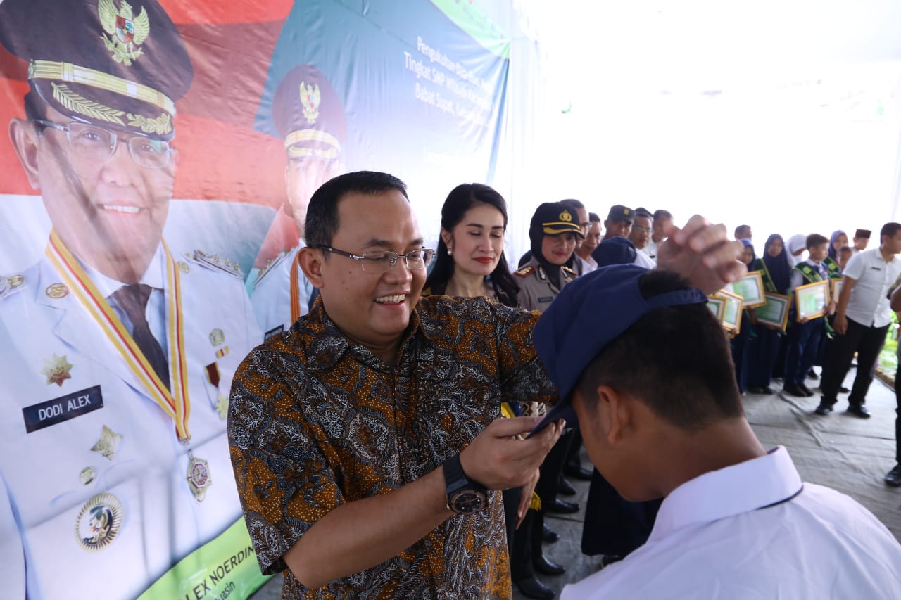 Dihadapan Bupati Dodi Reza Dan Bunda Thia Yufada, Pelajar SMP N3 Lais Telekoconference Dengan Pelajar di Swedia