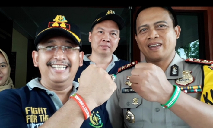 Kapolres Tanggamus Terima Gelang Anti Korupsi Dari Kajari