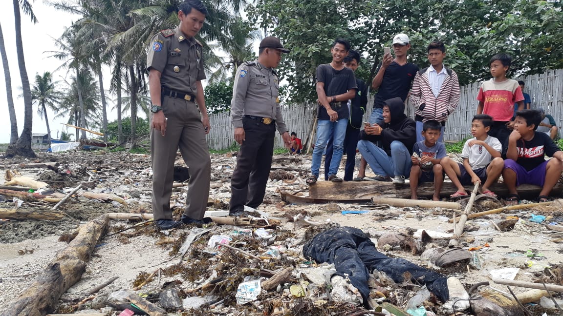 Mayat Membusuk Dibelakang MTS Al-Qoiriyah Sidomulyo