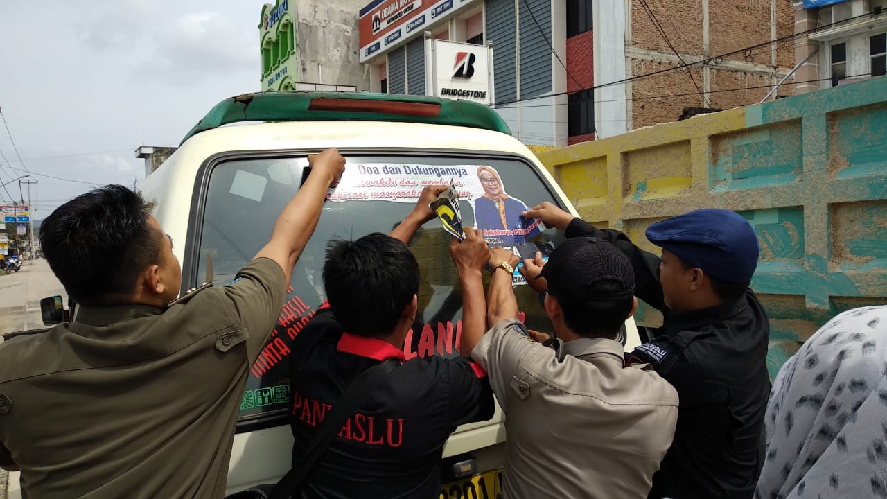 Sejumlah Alat Peraga Kampanye di Mobil Angkot Pringsewu Ditertibkan