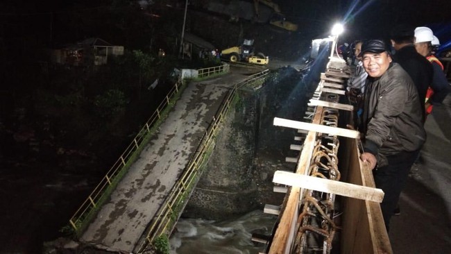 Jembatan Kaligenteng di Pekalongan Ambruk