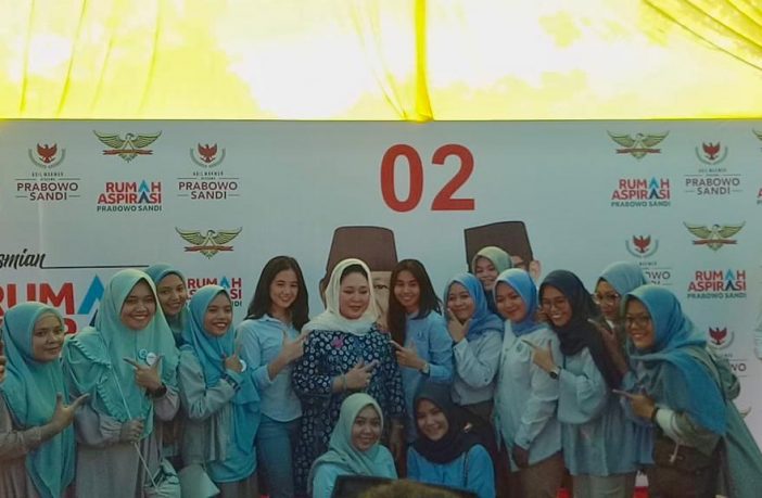 Titiek Soeharto Kukuhkan Putri Prabowo-Sandi Indonesia