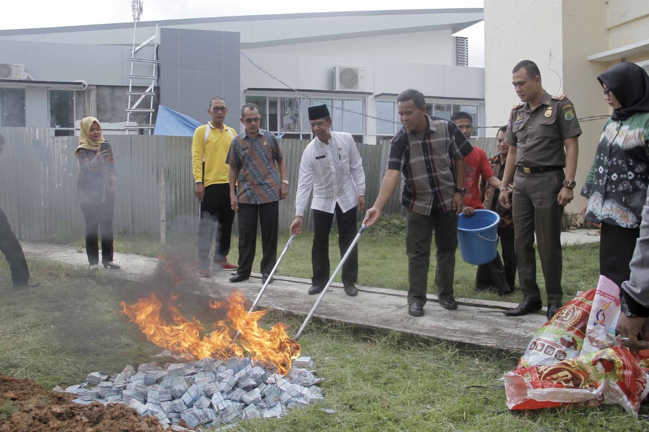 Disaksikan Pemda, Kadis Capil Muba Bakar 20.766 E-KTP Untuk Antisivasi Politik