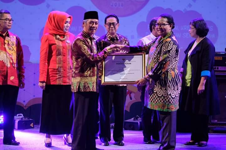 Bupati Pringsewu Raih Penghargaan di Festival Layak Anak Nasional 2018