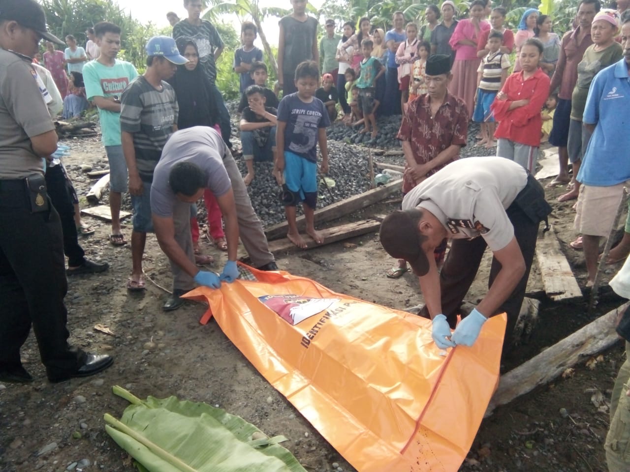 Mayat Remaja Terapung Dipantai Adalah Suhendi Pelajar SMP Limau