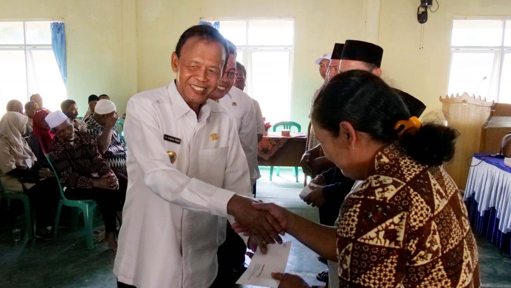 Walikota Metro Serahkan Insentif  RT, Guru Hingga Penjaga Makam