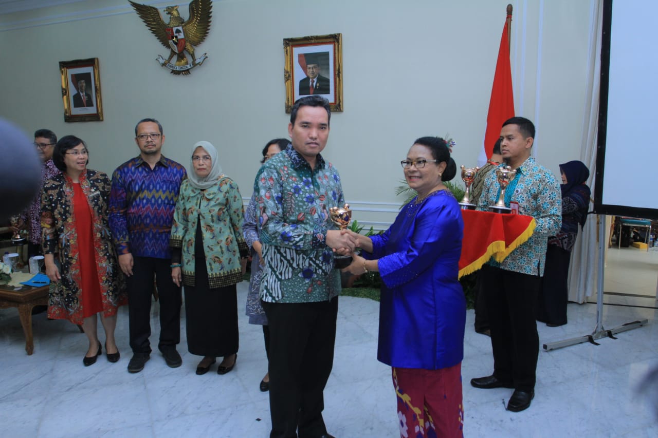 Raih Skor Tertinggi di Sumsel Muba Terima Penghargaan APE