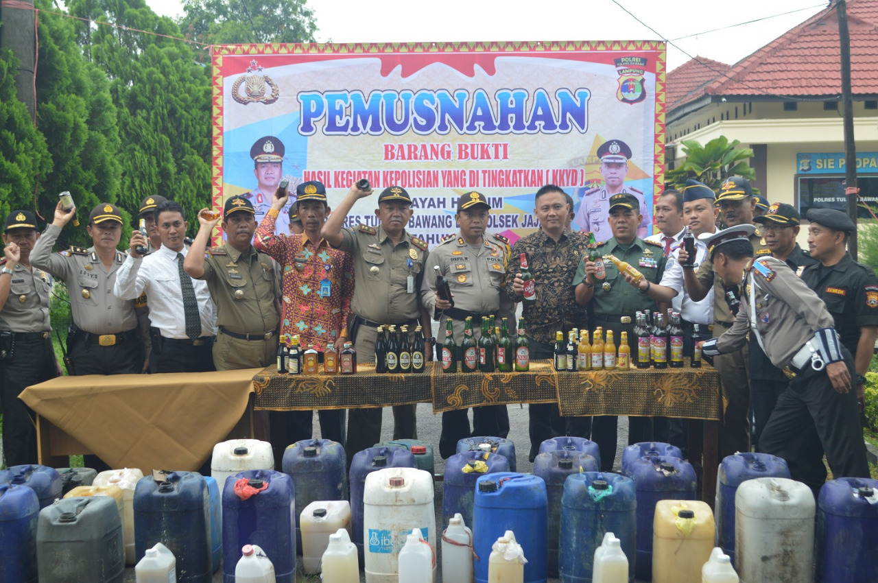 Polres Tulangbawang Musnahkan Ratusan Botol Minuman Keras dan Miras Tradisional 