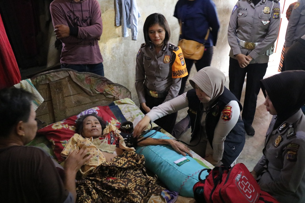 Polwan Polres Tulang Bawang Kunjungi Penderita Kanker Payudara di Kampung Ujung Gunung