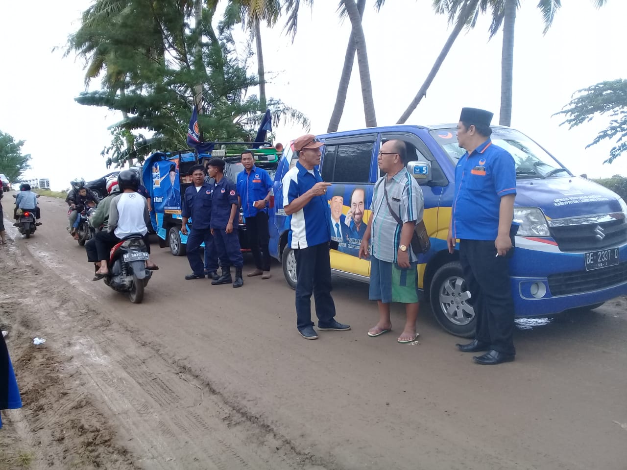 Garda Pemuda Nasdem Lampura Salurkan Bantuan Korban Tsunami Lamsel