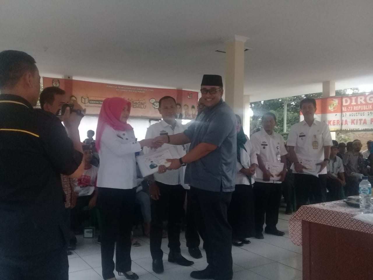 Andi Surya, ‘Hantu PT. KAI’ ini Sambangi Warga Kotabumi yang Tinggal di Bantaran Rel Kereta Api