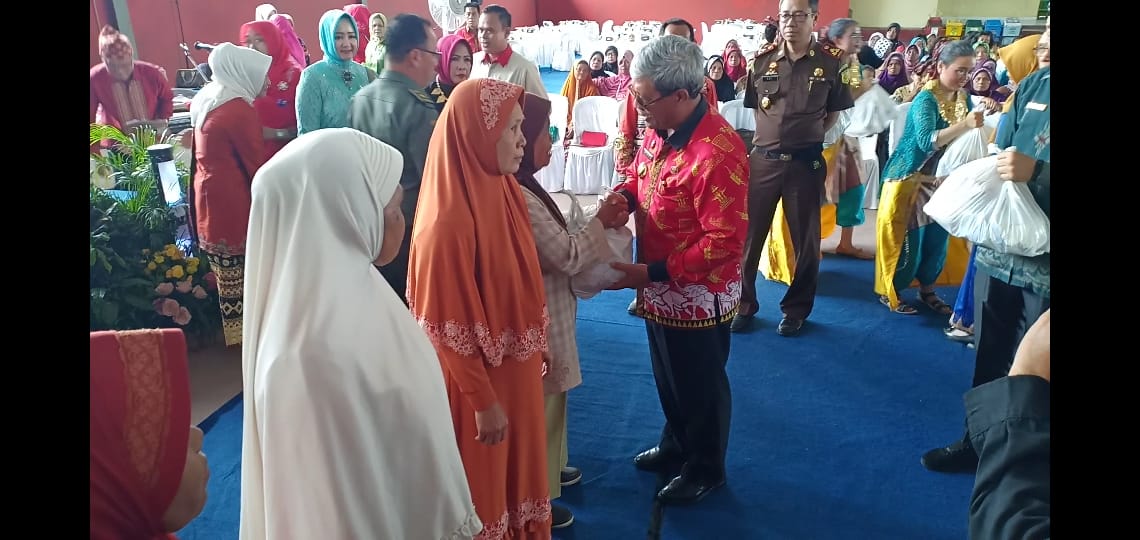 Peringati Hari Ibu, Bupati Lateng Bagikan Sembako Kepada Para Lansia