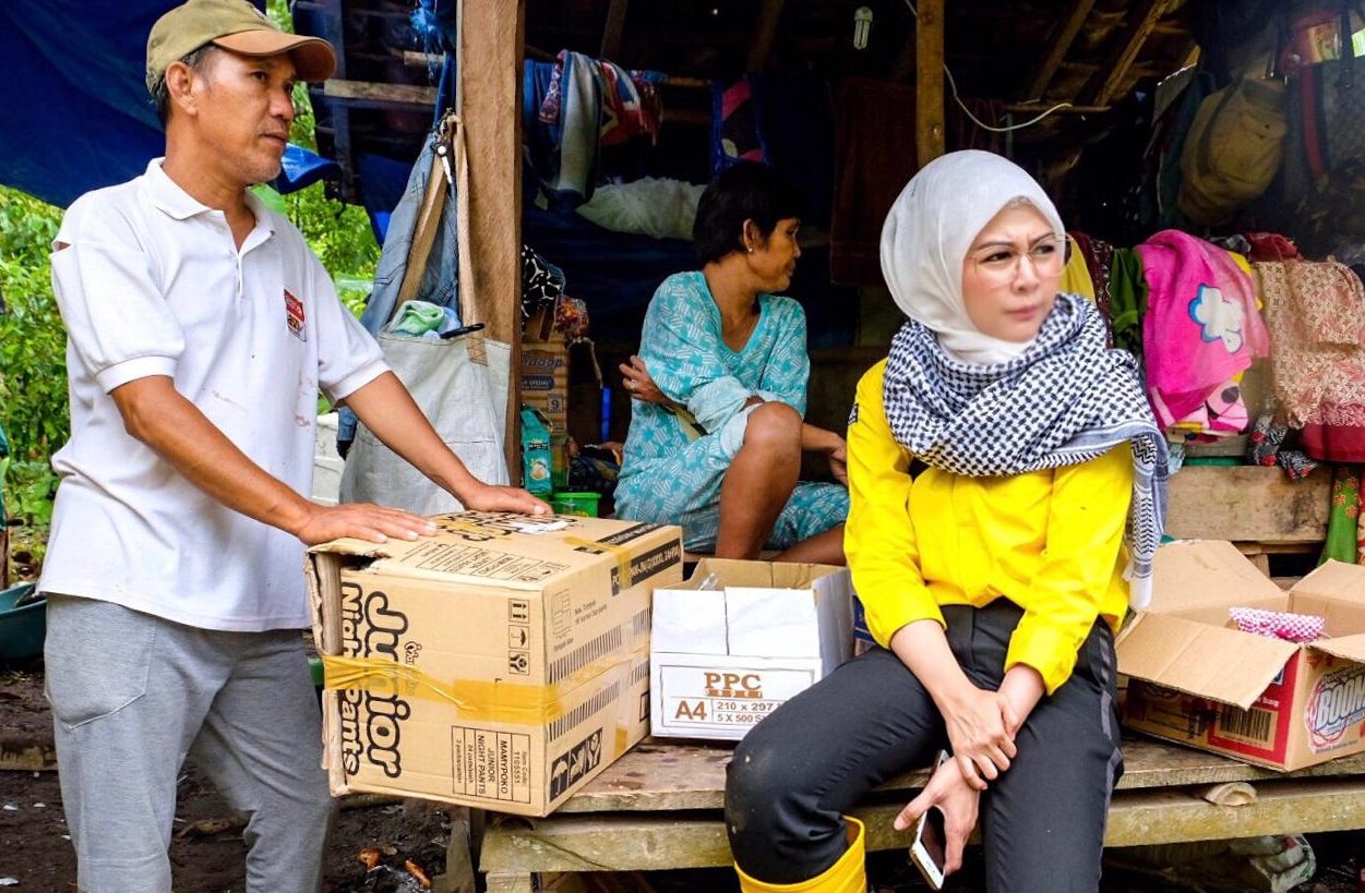 Dwie Aroem Kunjungi Korban Tsunami Lampung Selatan