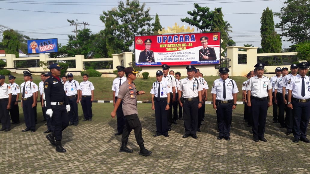 Hut Satpam 2018 Kapolres Lampura Dapat Penghargaan Alfamart