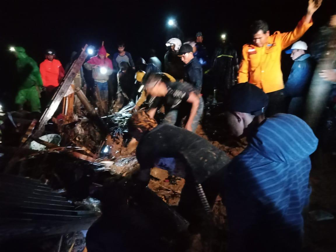 Evakuasi Korban Longsor Satu Kampung Baru 33 Orang,  Dua Meninggal Puluhan Lainnya Belum Ditemukan