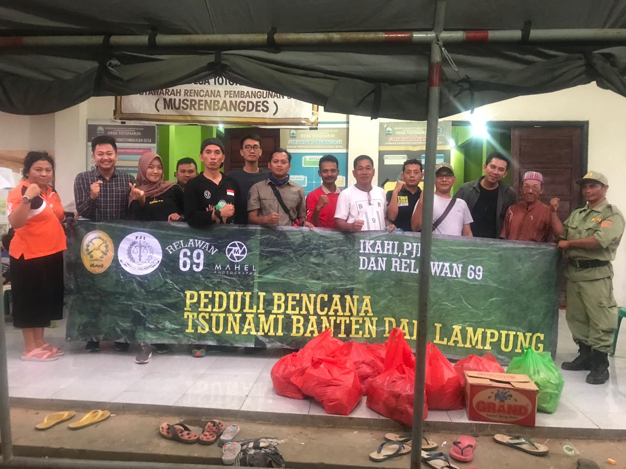 Tim Gabungan dan Relawan 69, Ajak Keluarga Berjibaku Dilokasi Korban Tsunami Selat Sunda