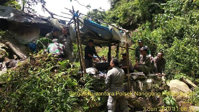 Belasan Gubuk Penambang Ilegal di Bogor Dibongkar Polisi dan Satpol PP