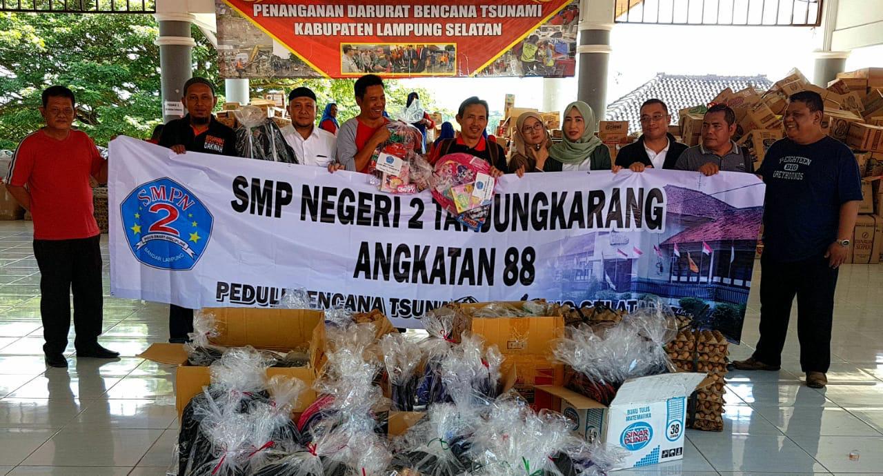 Alumni SMPN 2 Tanjungkarang Angkatan 1988 Salurkan Bantuan Korban Tsunami Lampung Selatan