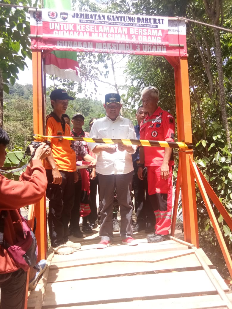 Hancur Diterjang Banjir, Relawan Bangun Jembatan Gantung Darurat Sungai Way Umbar Tanggamus