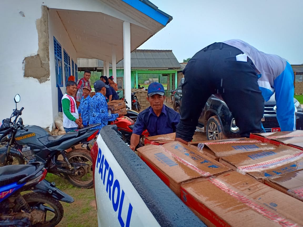 Polres Tulang Bawang Kirim Bantuan Untuk Korban Puting Beliung