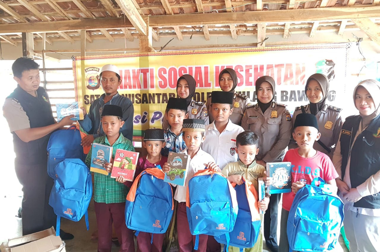 Polwan “Cantik” Peduli Kesehatan dan Pendidikan Beraksi di Ponpes Darusalam Syafaat