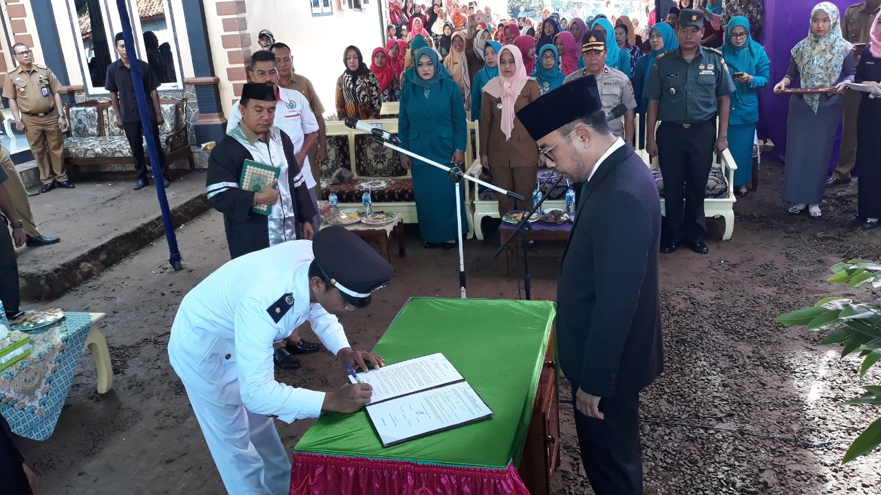 Bupati Way Kanan Lantik Tiga Kakam Terpilih pada Pilkakam Serentak