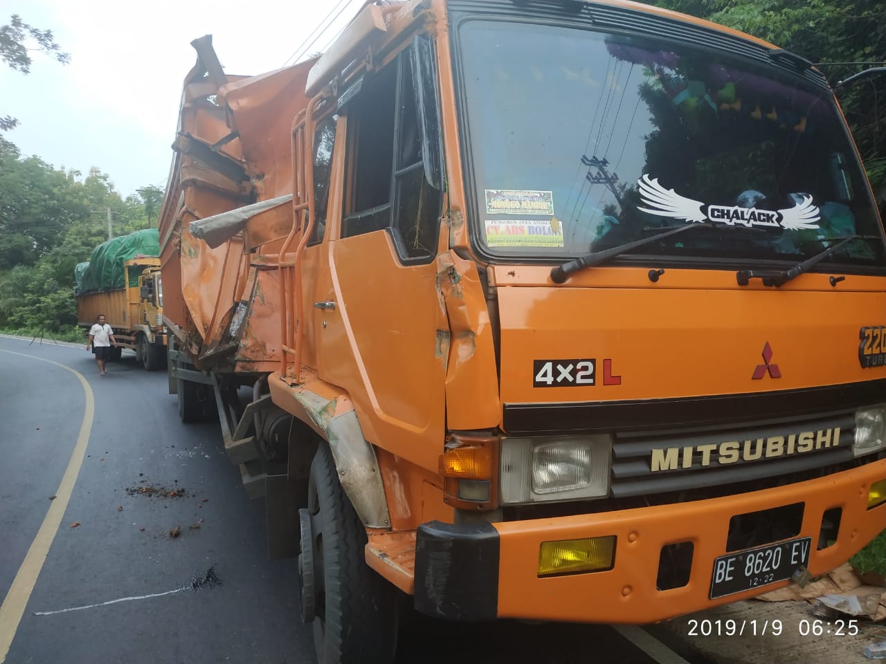 Saling Hantam Bagian Depan Mobil, Dua Supir Truk Luka-Luka