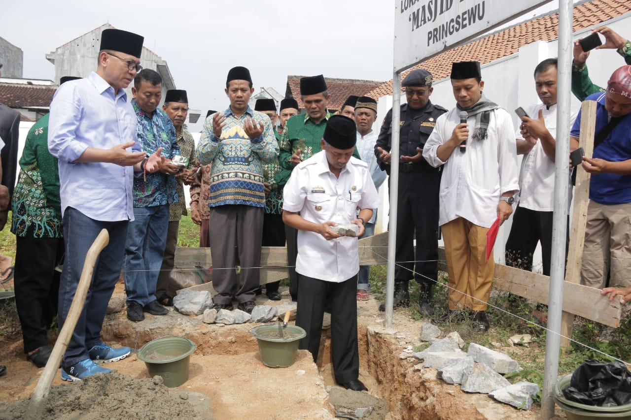 Bupati Pringsewu dan Ketua MPR RI Letakkan Batu Pertama Pembangunan Masjid Taqwa