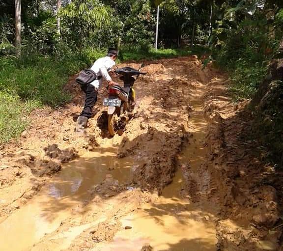 Akses Jalan Menuju SMP Negeri Satu Atap Pematang Sawah Bak Kubangan