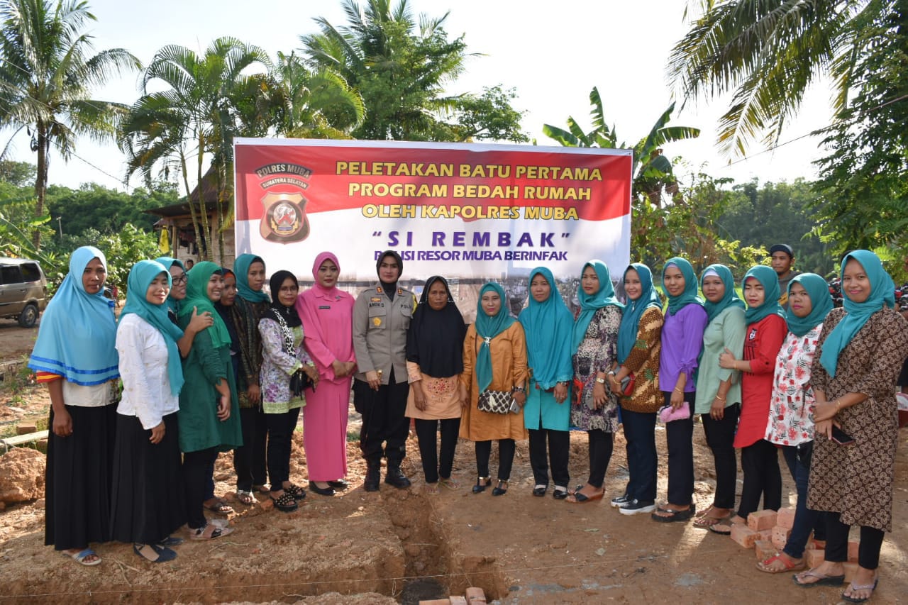 Program Si Rembak Kapolres Muba AKBP Andes Purwanti Bedah Rumah Tukang Gali Sumur