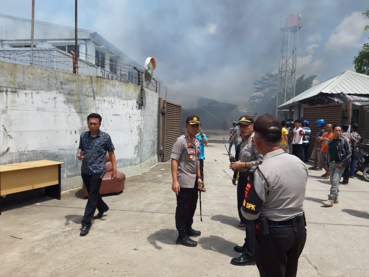 Gudang Wings Dilahap Si Jago Merah, Kapolres Lampura Pimpin Upaya Pemadaman