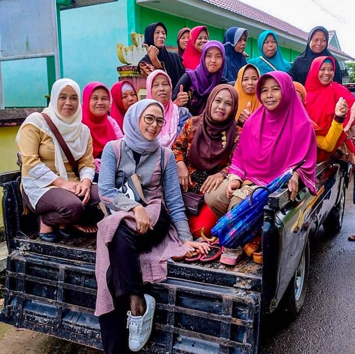 Dwie Aroem Hadiatie, Banyak Berikan Komitmen Kepada Masyarakat