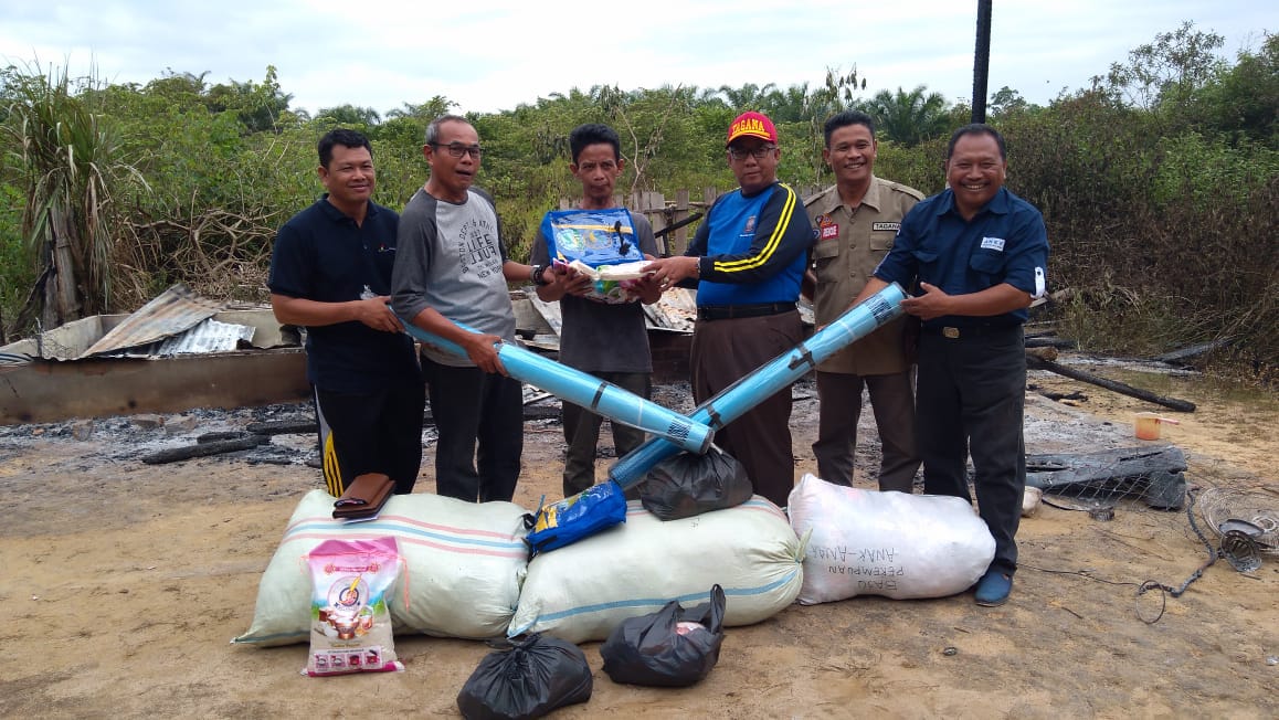 Dinsos dan Camat BHL Kirim Bantuan Korban Rumah Terbakar