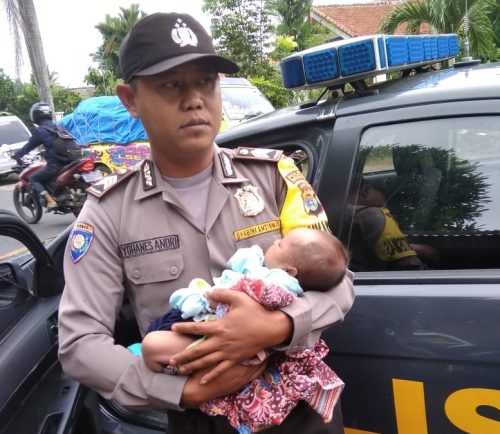Bayi 1,5 Tahun Ditemukan Dalam Kardus Depan Gereja