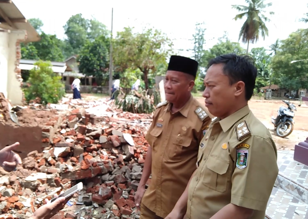 Puluhan Warga “Robohkan” Aset Disdik Lampung Timur