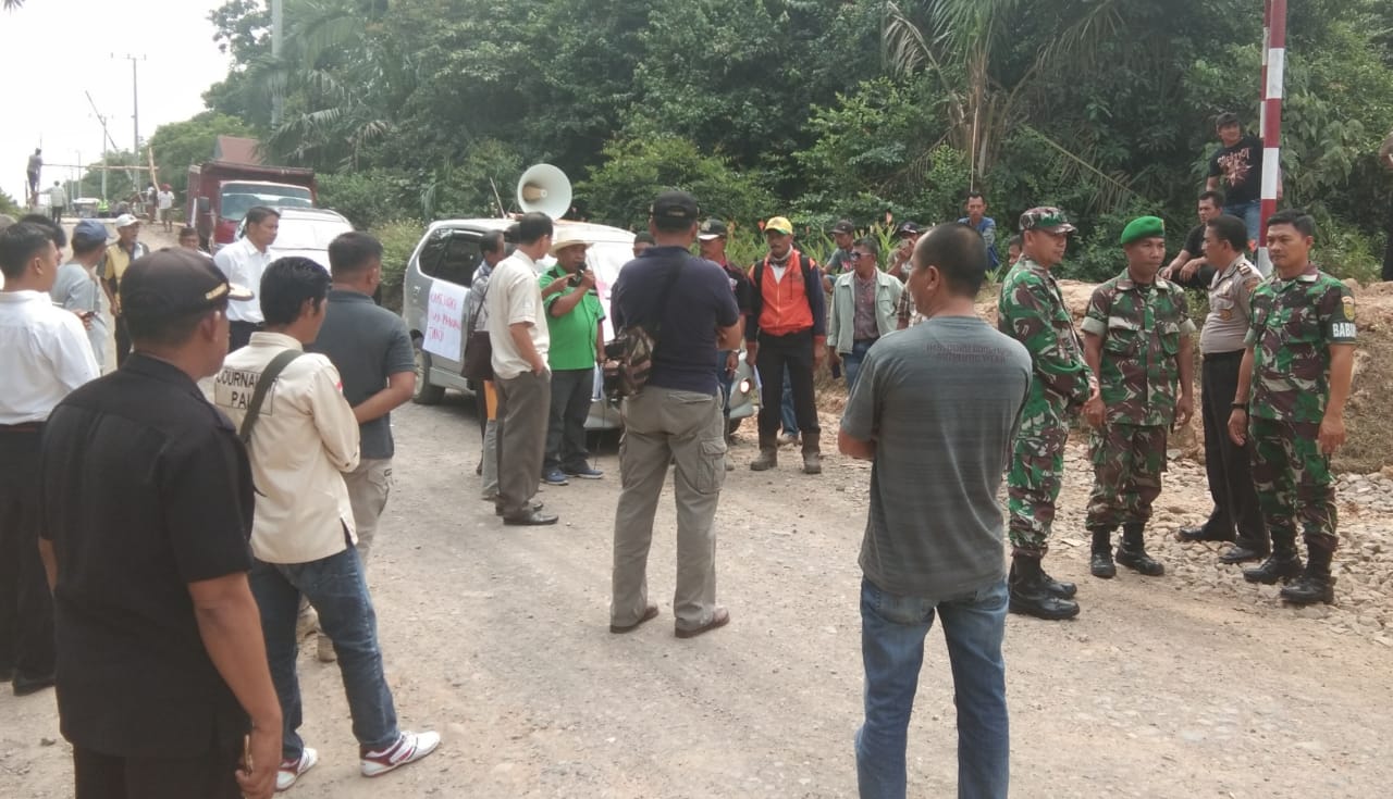 Protes PT GPI Muba Warga Protal Jalan