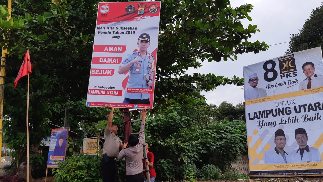 Polres Lampura Himbau Wujudkan Pemilu Damai Dengan Baliho