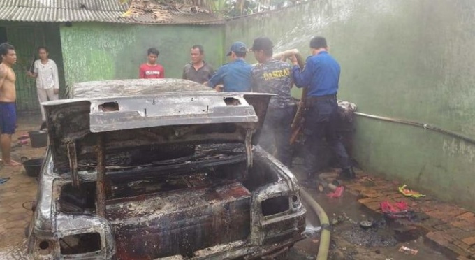 Dua Kendaraan Milik Warga Tunggal Jaya Dilalap Si Jago Merah