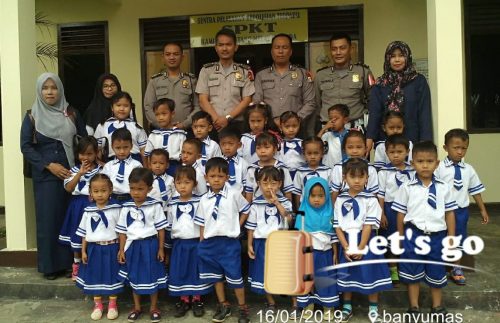 Pengenalan Lingkungan Luar Sekolah, Murid Paud Intan Banyumas Kunjungi Kantor Polisi dan Puskesmas