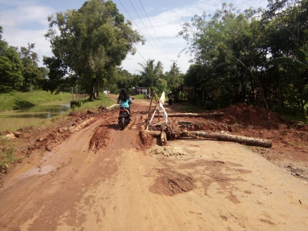 Jalan Provinsi Lampung di Desa Taman Cari Purbolinggo Rusak Berat dan Ambrol