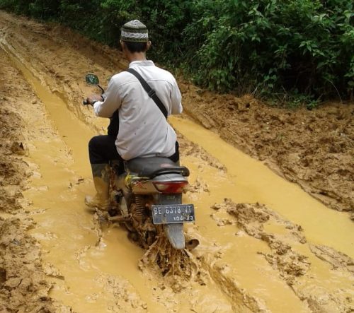 Jalan Rusak Menuju SMP Negeri Satu Atap Makin Parah, Pemda Tanggamus “Cuek”
