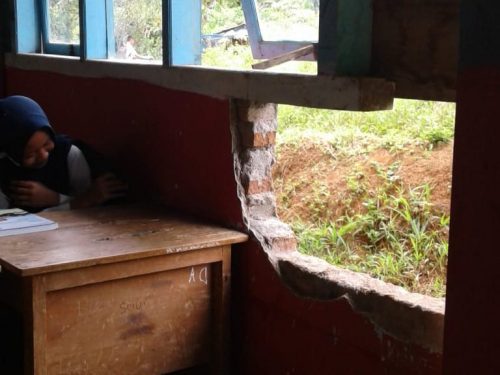 Kondisi SMP Negeri Satu Atap Tanggamus Bak Rumah Tua Tak Beratap