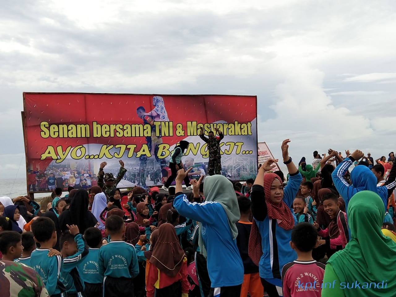 Pengungsi Korban Tsunami Senam Bersama Anggota Persit dan Personil Kodim 041/Lamsel