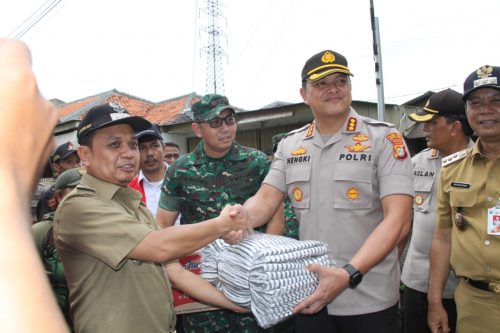 Sambangi Lokasi Kebakaran di Tomang, Polres Jakbar Bersama Tiga Pilar Berikan Bantuan