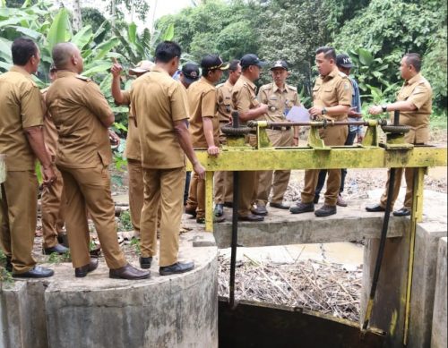Antispasi Banjir, Dendi Romadhona Pantau Aliran Sungai dan Pintu Air