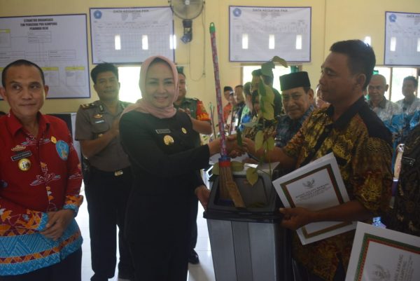 Hj. Winarti Kukuhkan Kampung Berwawasan Lingkungan Tulang Bawang